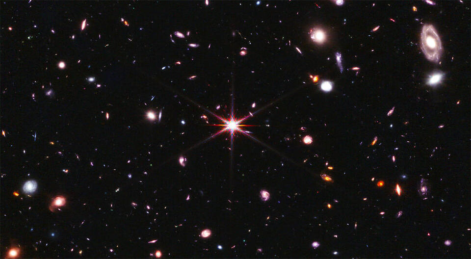 The celestial area observed by JWST in this study (the central 8% of the entire survey field is shown). The quasar J0100+2802 that was used as a "beacon" to extract the information about the intervening gas in this work appears as a bright "star" at the center of the image. Image* ©︎ *The EIGER collaboration