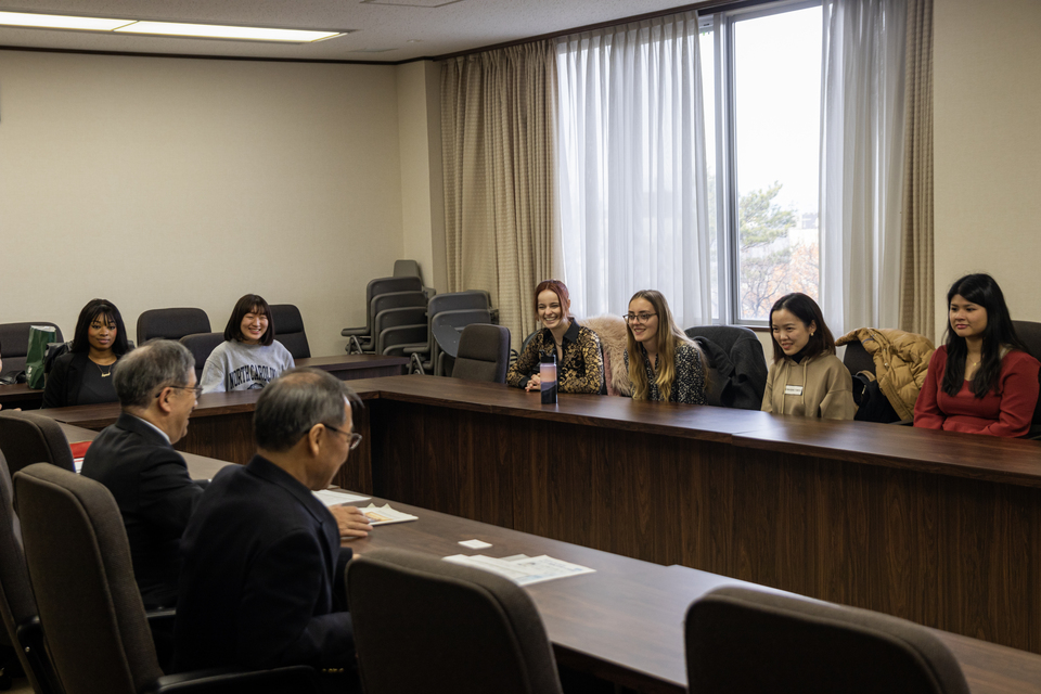 UNC students in discussion with President Sugiyama and Chancellor Matsuo