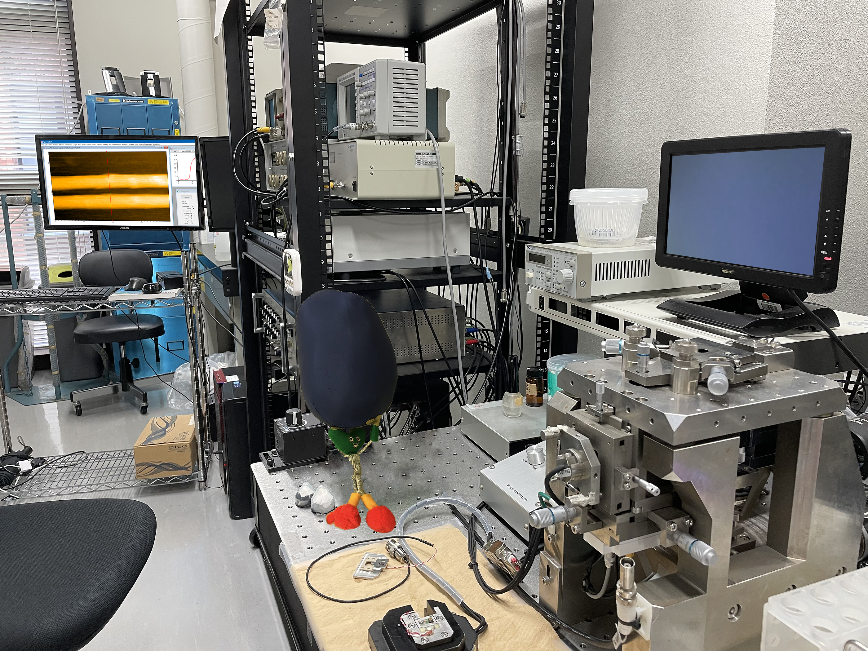 The high-speed atomic force microscope used in the study (Photo: Akira Kakugo)