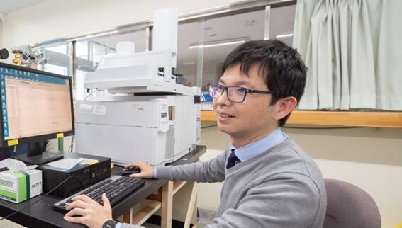 Ultra-sensitive analysis is performed with three mass spectrometers owned by his laboratory.