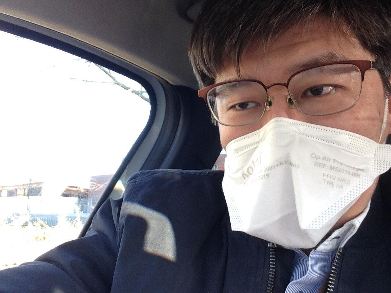 Dr. Furuhashi—wearing a powerful anti-COVID19 face mask made in Germany (provided by University Hospital of Strasbourg)—in a car on his way to a *hikikomori* person's house to visit (January 2022)