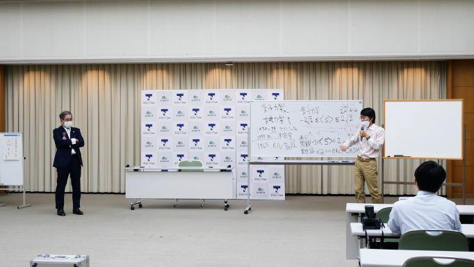 Explaining quantum mechanics at the press conference at Toyoda Auditorium Symposion Hall shortly after the winners of the Nobel Prize in Physics were announced.