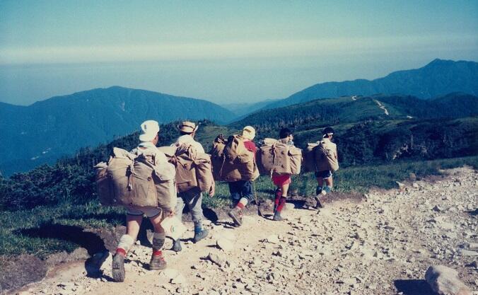 From his student days, Professor Tanimura (second from the front) goes mountain climbing with his backpack on a Wandervogel Club outing.