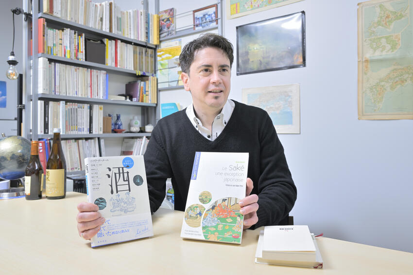 Professor Baumert holding “Le saké: une exception japonaise” (right) and its Japanese translation “Sake: Nihon ni dokutoku-na mono” (left).