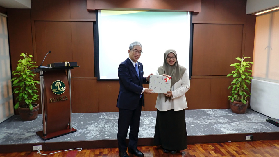 President Naoshi Sugiyama and Assoc. Prof. Ts. Dr. Nur Azura Binti Adam (Deputy Director for Programs at SEARCA) exchange greetings. *(October 9, 2023)