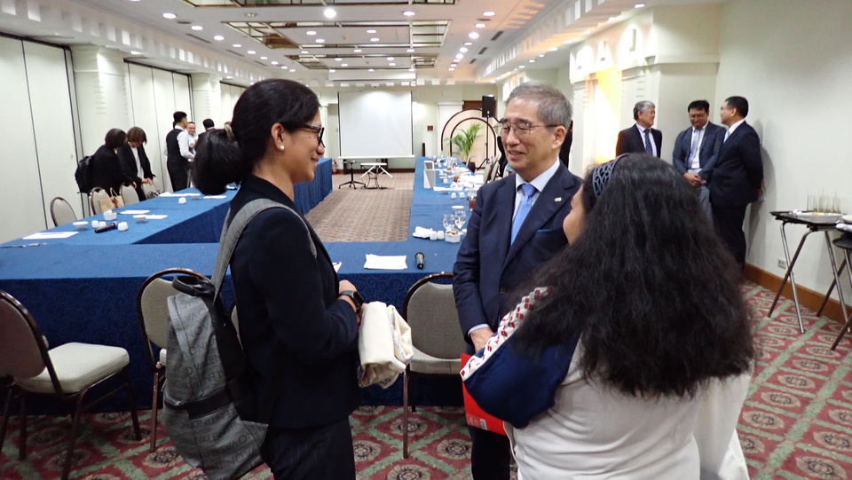 President Naoshi Sugiyama chats with Nagoya University alumni at the NUAL-PH dinner in Manila. *(October 10, 2023)