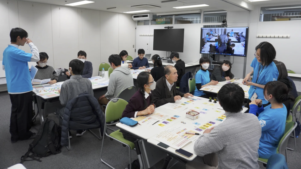 MusaForum members explain the games' rules to the players
