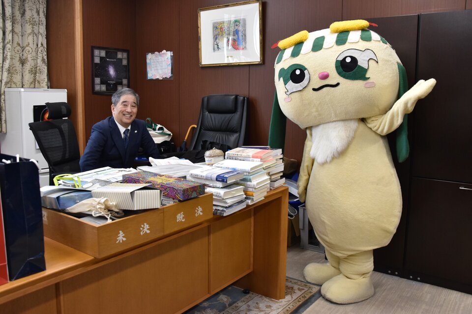 Furyaa meets his boss, Nagoya University President Sugiyama