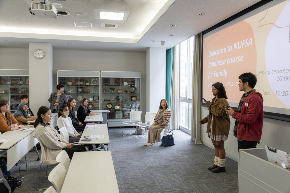 NUFSA members introduce the course to the students