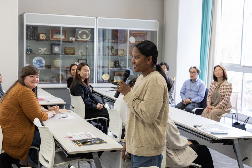 Students introduced themselves in English and Japanese