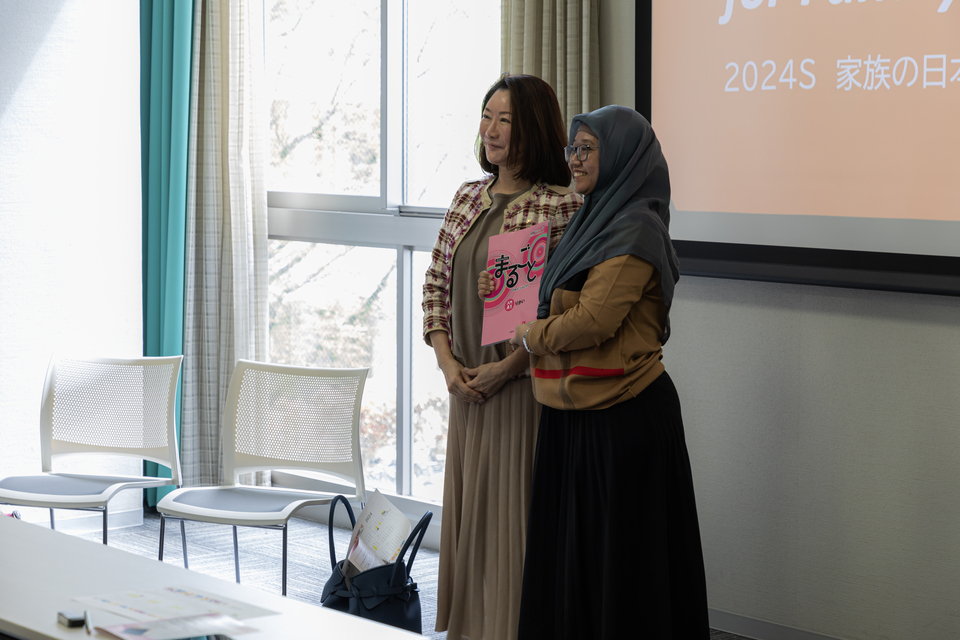 Textbooks were presented to the students by Nagoya Sakae Lions Club