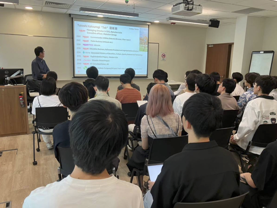 Takashi Katsuragi, CEO of Rakuten Asia, gives a talk to students