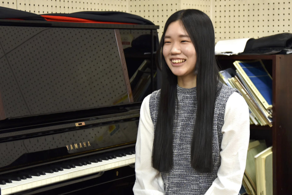 Riko Kawamoto at the piano. Majoring in materials engineering at the School of Engineering, she is particularly interested in crystalline structures and particles.