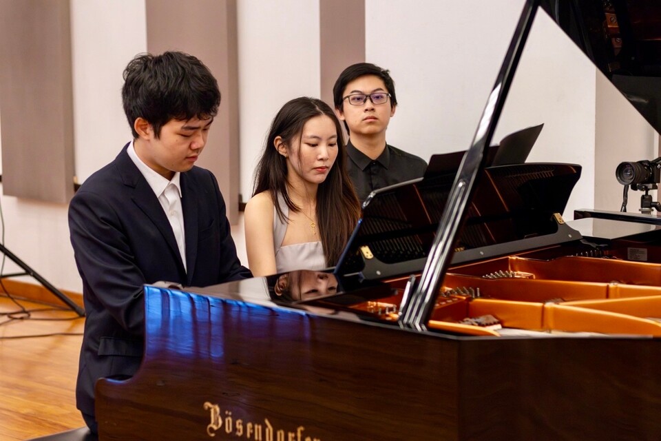 Piano duet performance