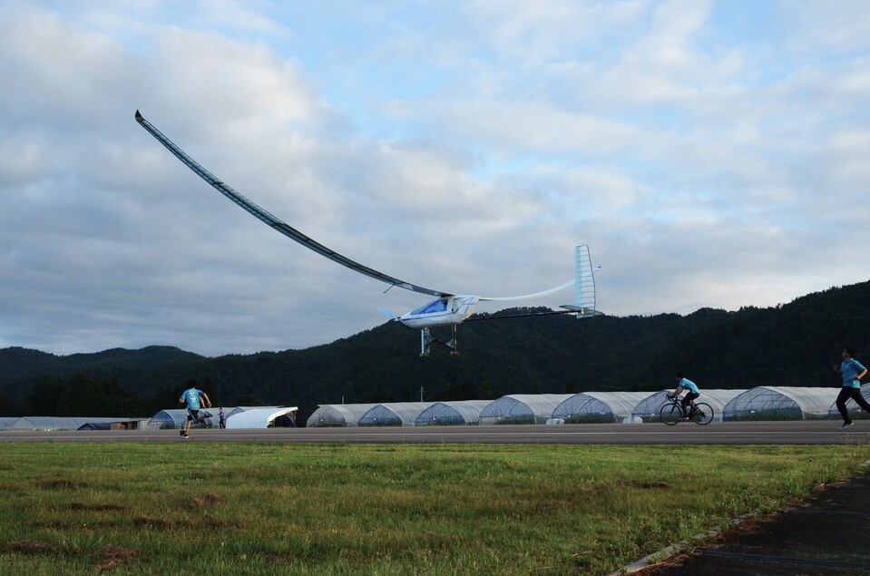 The aircraft remained airborne for about one minute, easily covering the full 800-meter runway.