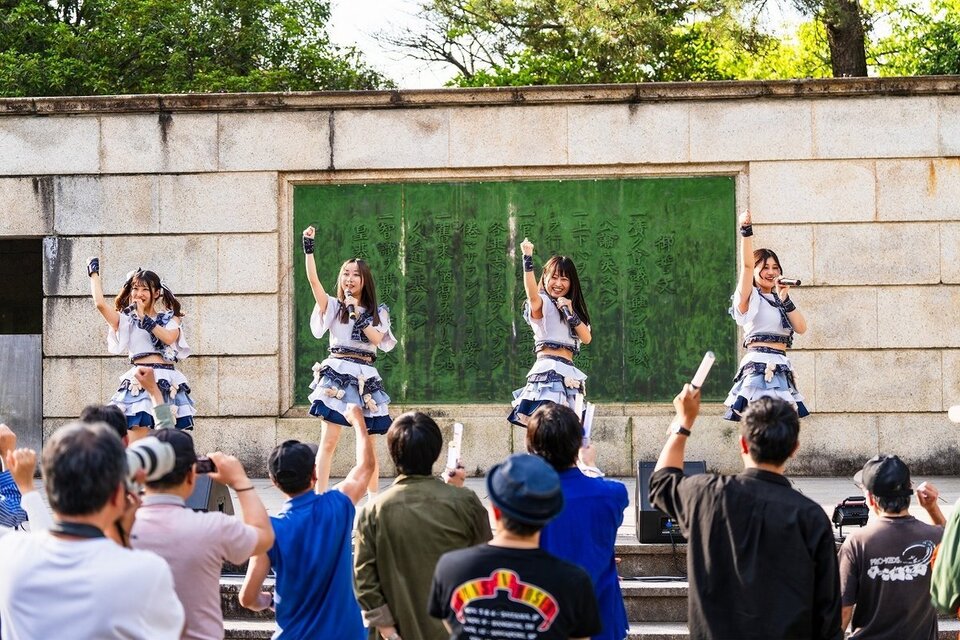 Following its performance at CLUB QUATTRO, Gakubo performed at Tsuruma Park. (Photo by Drone Japan)