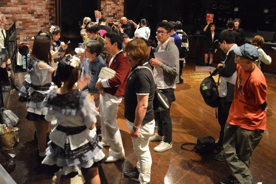 Fans lining up to talk with the members of Gakubo.