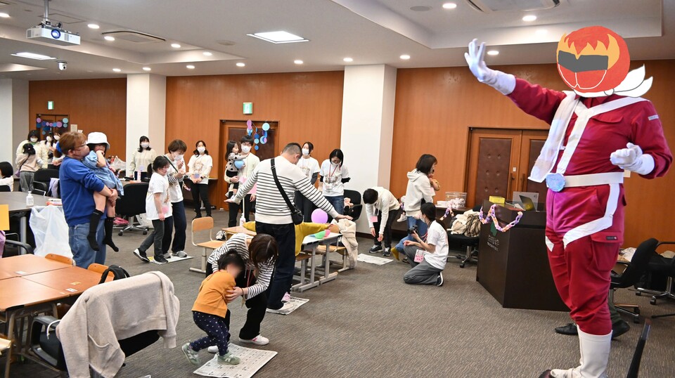 The hero for siblings, Shibu-Red from the "Shibu-Rangers," joined in the fun!