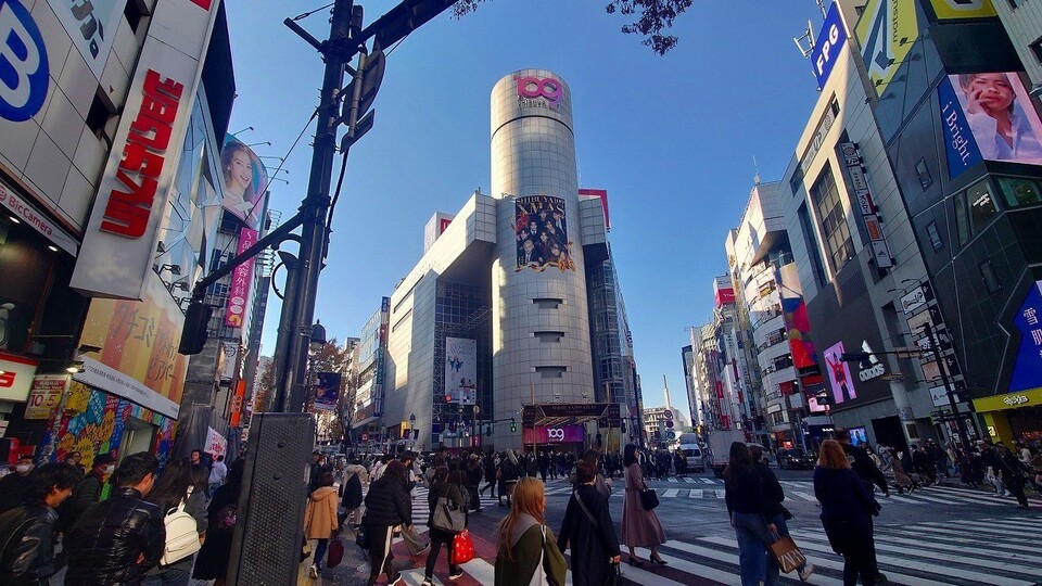 SHIBUYA109, located in the center of Shibuya, stands directly in front of the famous scramble crossing that is frequently seen on television.