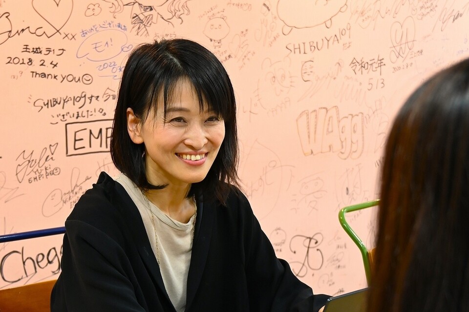 The walls of SHIBUYA109's meeting room are filled with signatures and comments from visitors.
