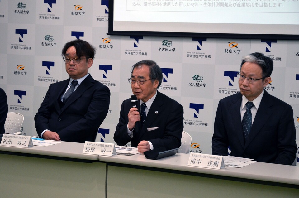 Chancellor Matsuo (center), Professor Matsuo (left), and Professor Kiyonaka (right) responding to questions from reporters.