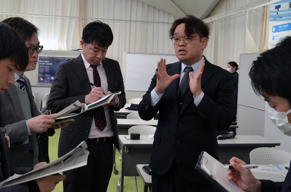 Professor Matsuo explaining the hub's objectives and policies to the media.