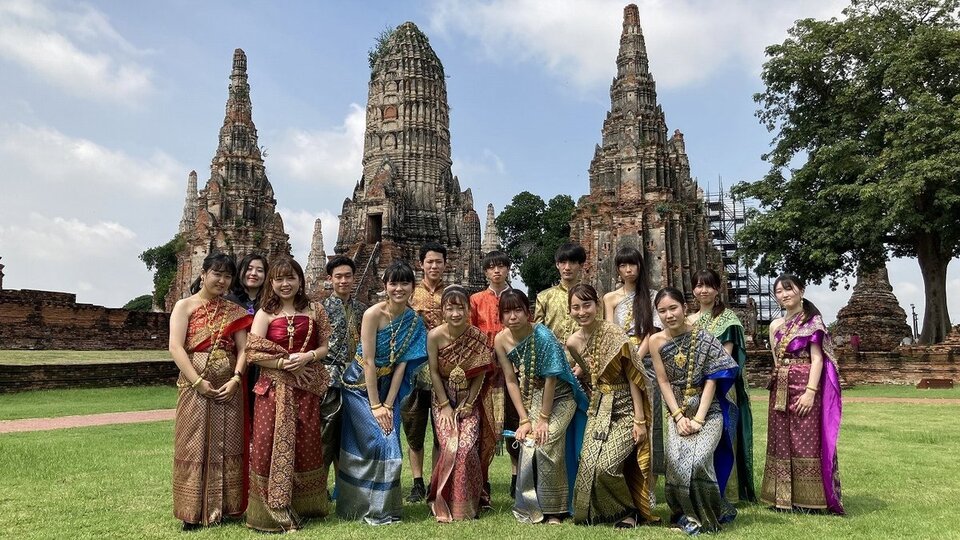 Students taking the course about Thailand try on local traditional attire (2022)