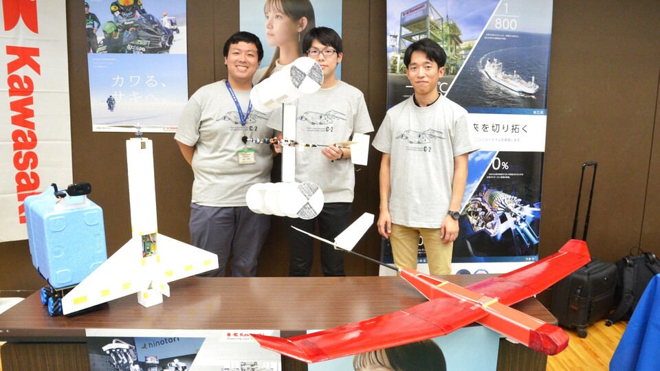 Kawasaki Heavy Industries' volunteer team showcased innovative flight robots.