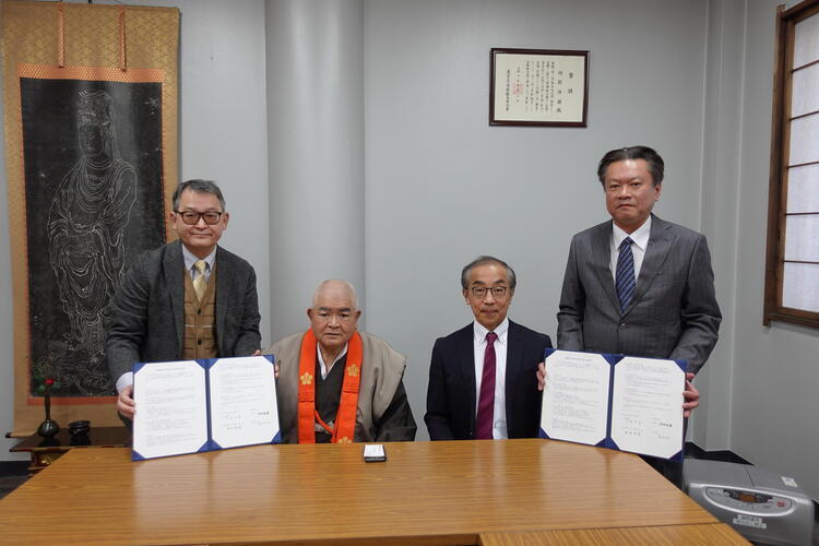 Nagoya University Graduate School of Humanities signs agreement with Osu Kannon Temple