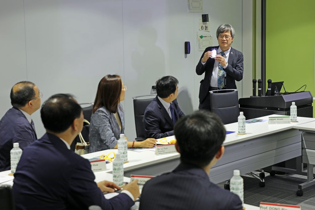 Hiroshi Amano talks to the delegation from Peking University about LEDs