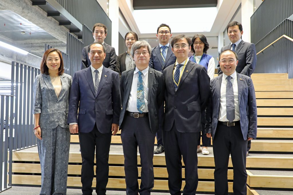 The delegation from Peking University meets with Hiroshi Amano at IMaSS