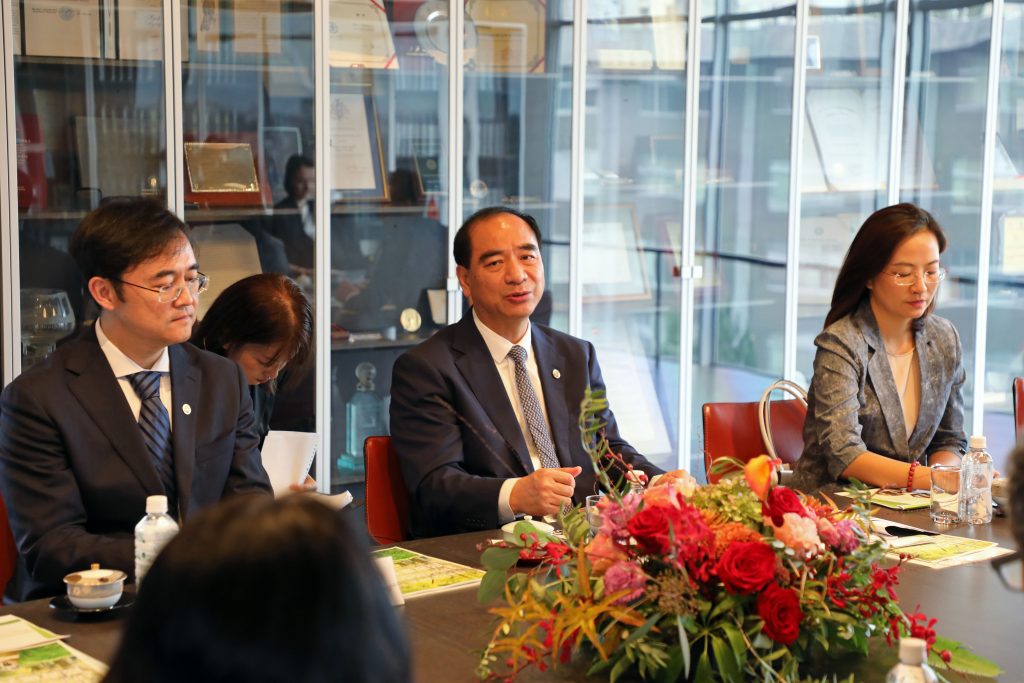 Gong Qihuang addressed the representatives from Nagoya University
