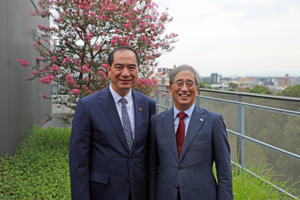 Left to right: Gong Qihuang and Naoshi Sugiyama
