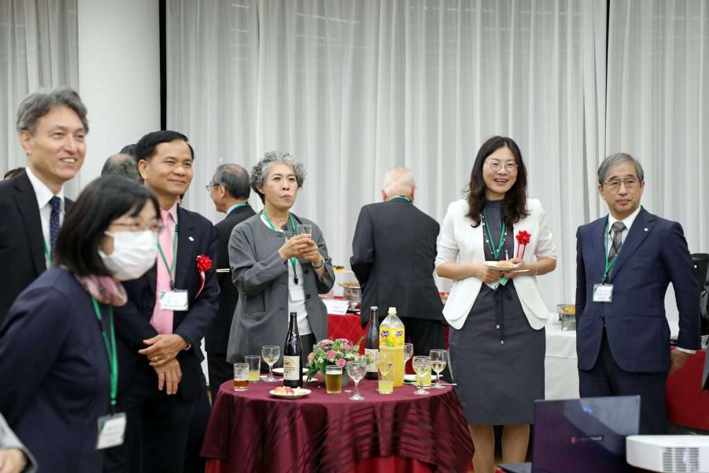 The alumni watch a slideshow of images from their time at Nagoya University