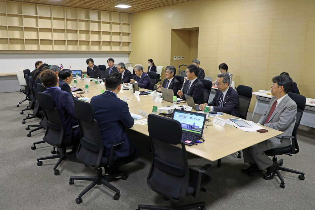 The delegation from Chiang Mai University meets with representatives from Nagoya University