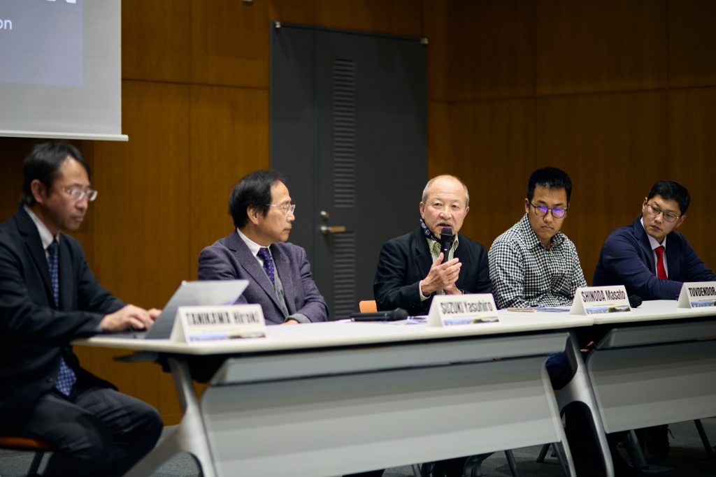 Professor Shinoda answering question at panel discussion