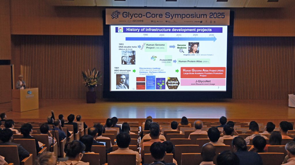 The participants sit in the main hall at Toyoda Auditorium and listen to Vice President Kadomatsu's overview of the Human Glycome Atlas Project.