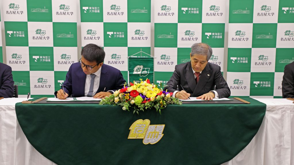 Nagoya University President Naoshi Sugiyama and DOST-SEI Director Jayeel S. Cornelio sign the agreement.