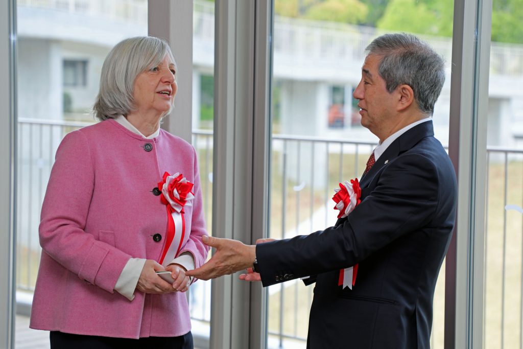 Naoshi Sugiyama and Béatrice Le Fraper du Hellen talk casually before the meeting.