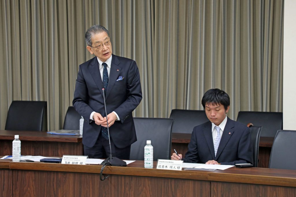 Mikio Fujii, chairman and CEO of Tokai Tokyo Securities Co., Ltd. and trustee of the Tokai Tokyo Foundation, stands to comment on the presentations by the students.