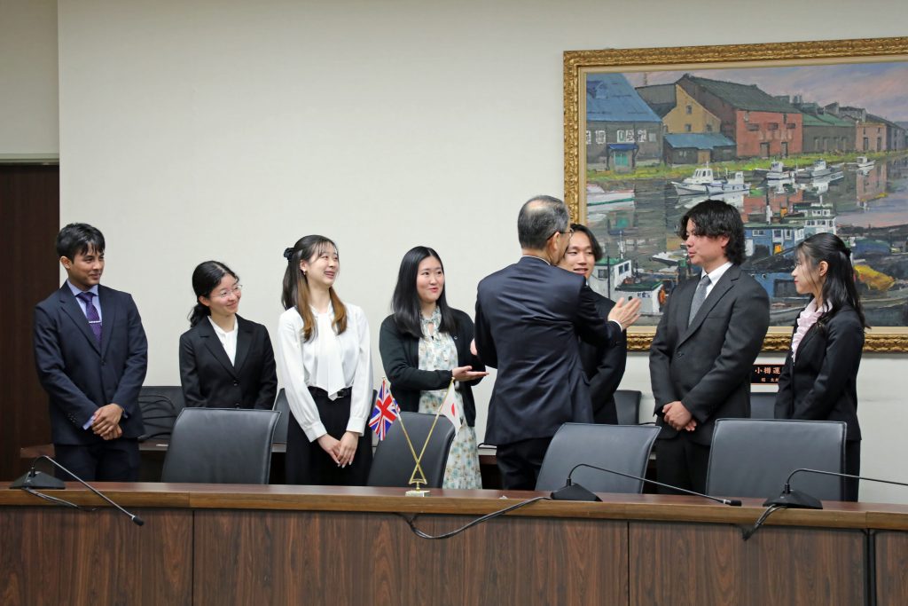 Mikio Fujii, chairman and CEO of Tokai Tokyo Securities Co., Ltd. and trustee of the Tokai Tokyo Foundation, talks with Nagoya University students after their presentations.