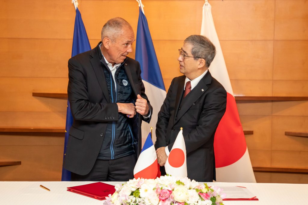 Naoshi Sugiyama and Antoine Petit casually exchange a few words after signing the agreement.