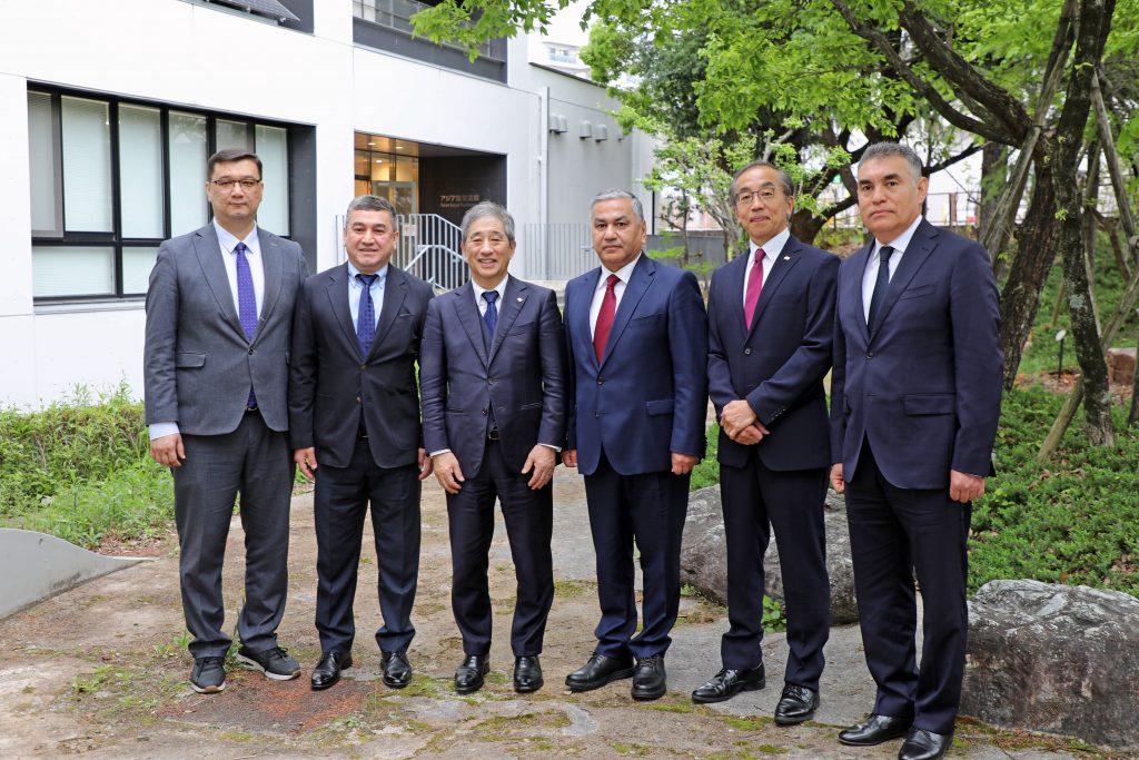 Kakhramon Kuranbaev and the Uzbek delegation meet with President Sugiyama and Vice President Suto; the groups stands for a photo in the garden behind the Center for Asian Legal Exchange.